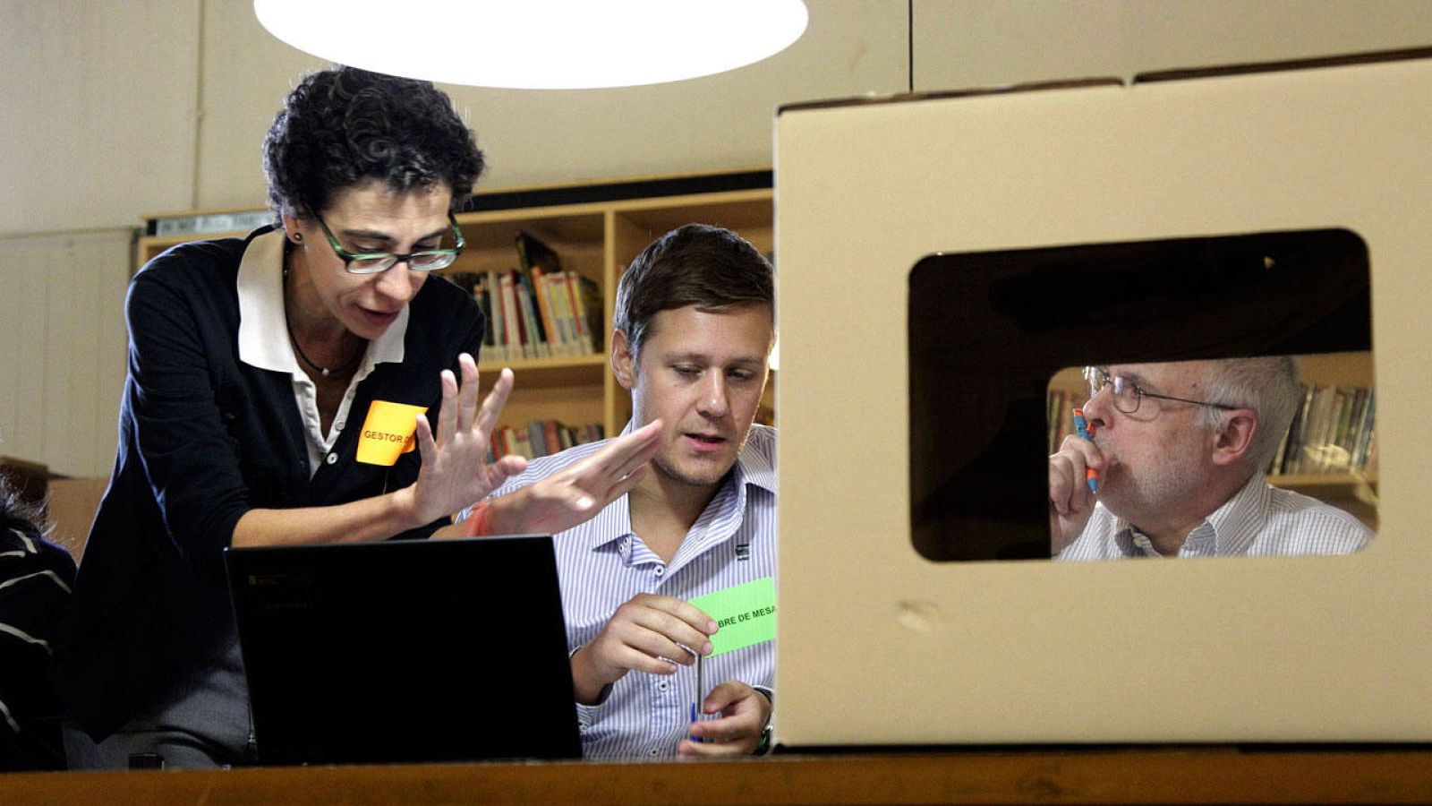 Voluntarios preparando la consulta del 9N en un colegio de Barcelona en una foto de archivo