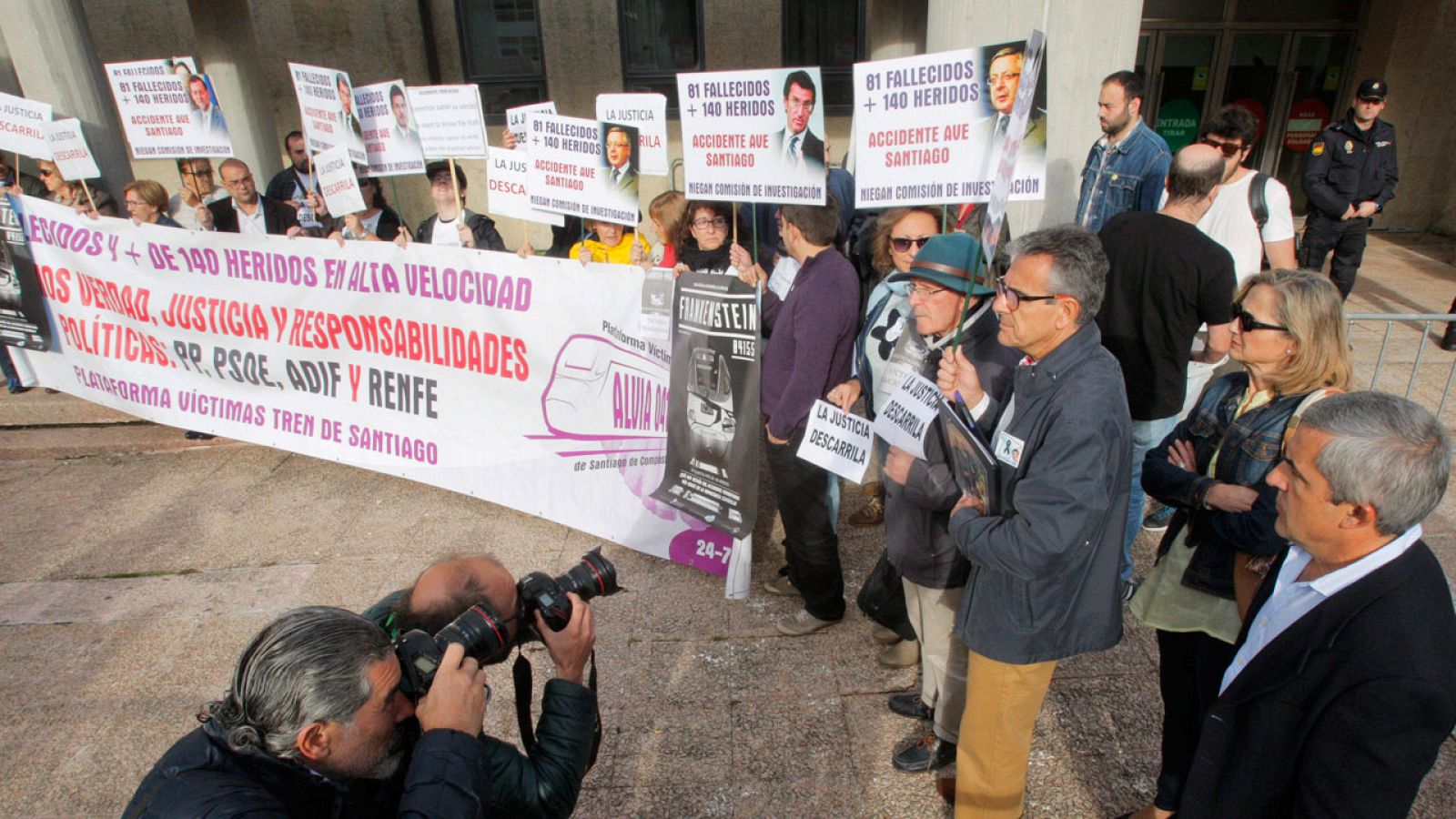 Protesta de las víctimas del Alvia ante los juzgados el pasado viernes tras el fin de la instrucción.