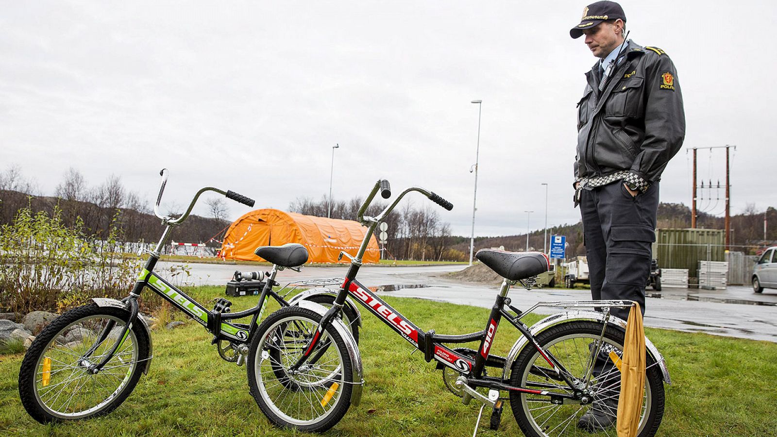 Stein Kristian Hansen, oficial de Policía, mira unas bicicletas usadas por los refugiados para cruzar de Rusia a Noruega