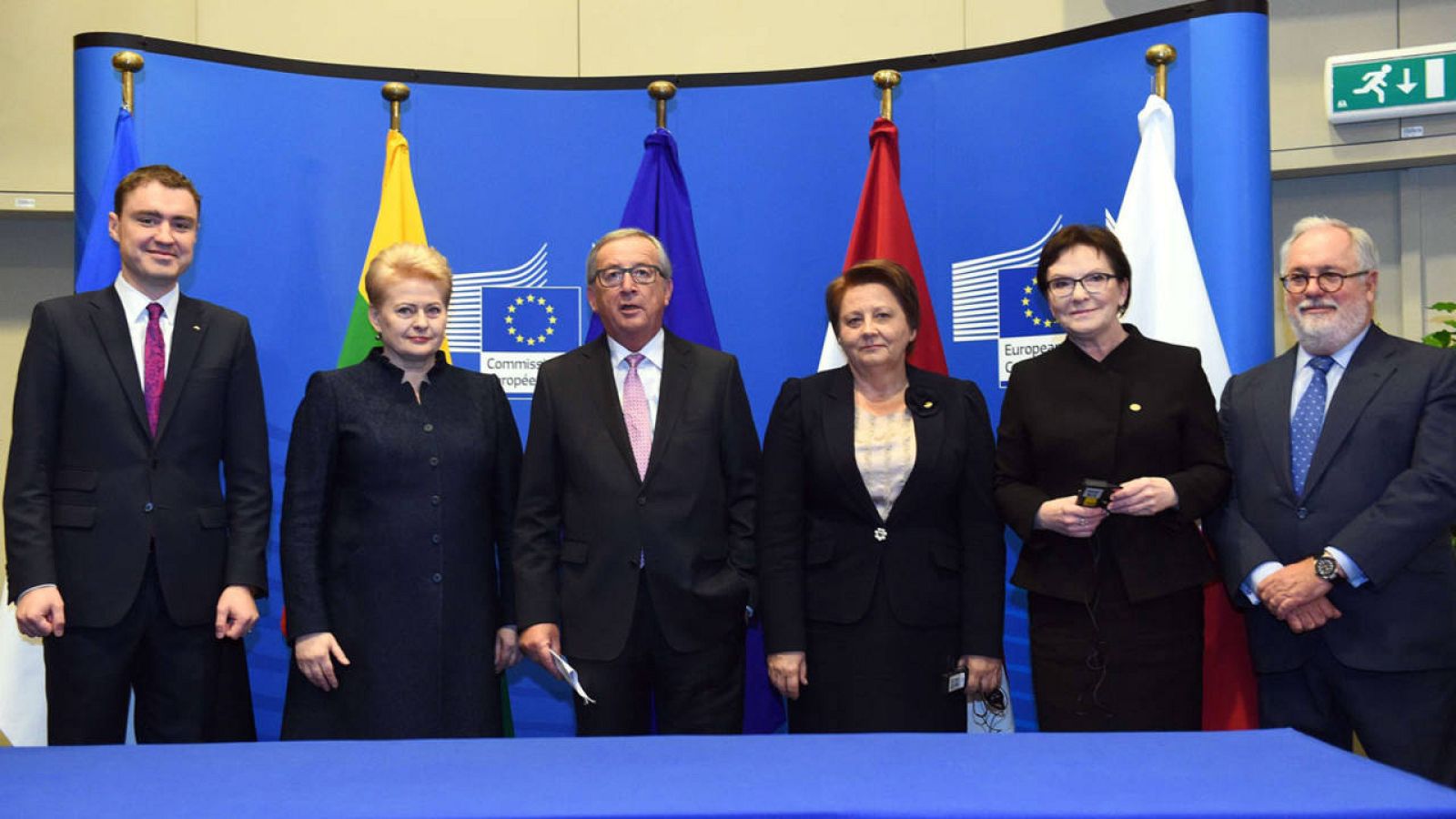 Firma del acuerdo del gasoducto con el primer ministro estonio, la presidenta lituana, el presidente de la CE, la primera ministra letona, la primera ministra polaca y el comisario de Energía.