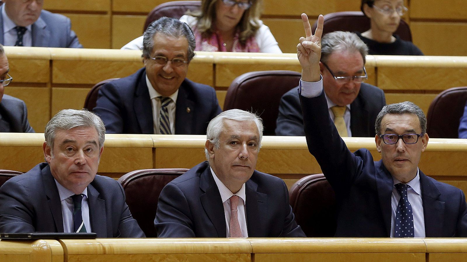 El portavoz del PP en el Senado, Manuel Barreiro (i), durante el debate de la reforma del TC