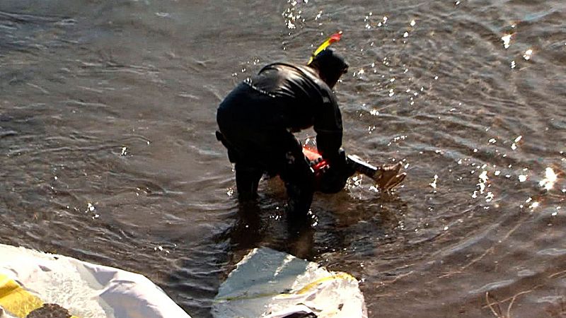 Uno de los buzos de rescate recupera el cuerpo de uno de los menores fallecidos en el naufragio en Grecia