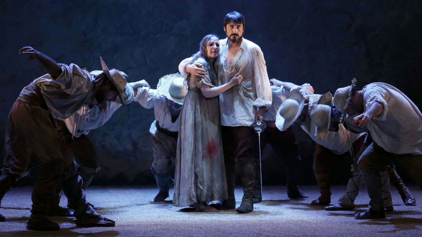 El actor Carmelo Gómez, en el papel de Pedro Crespo, y Nuria Gallardo, en el de Isabel, durante una representación de El alcalde de Zalamea en el Teatro de la Comedia.
