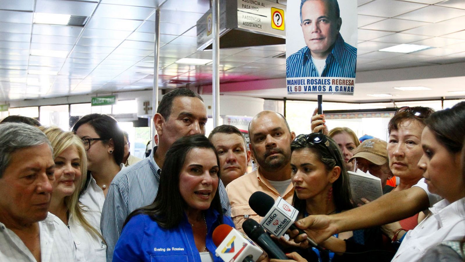 La esposa de Rosales y alcaldesa de Maracaibo charla con un grupo de periodistas antes de la llegada del opositor.