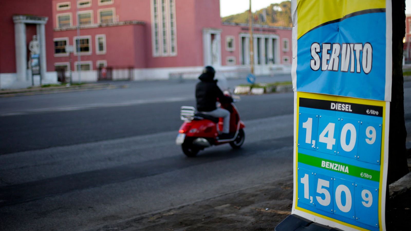 Cartel de precios en una gasolinera italiana