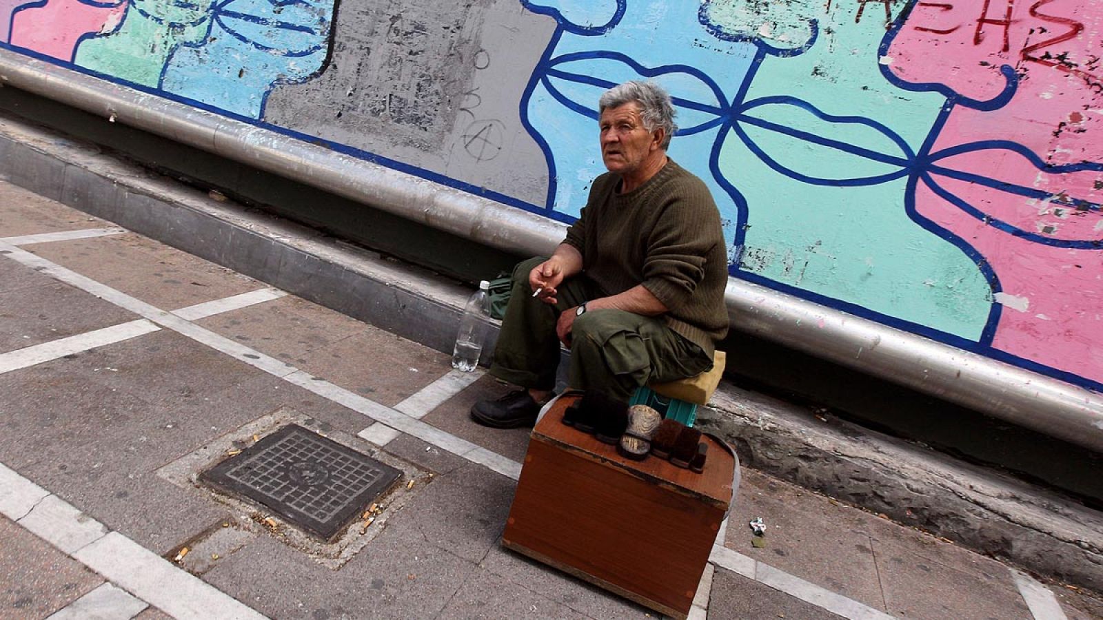 Un limpiabotas callejero en Grecia, en una imagen de 2012.