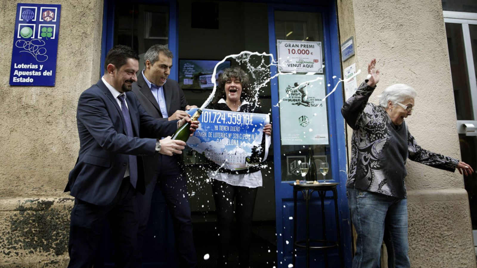 Las propietarias de la administración de loterias nº 328 de Barcelona, Montserrat García y su hija Anna Mateo, junto con los empleados de Loterias y Apuestas del Estado Antonio Cortés y Jordi Heredero