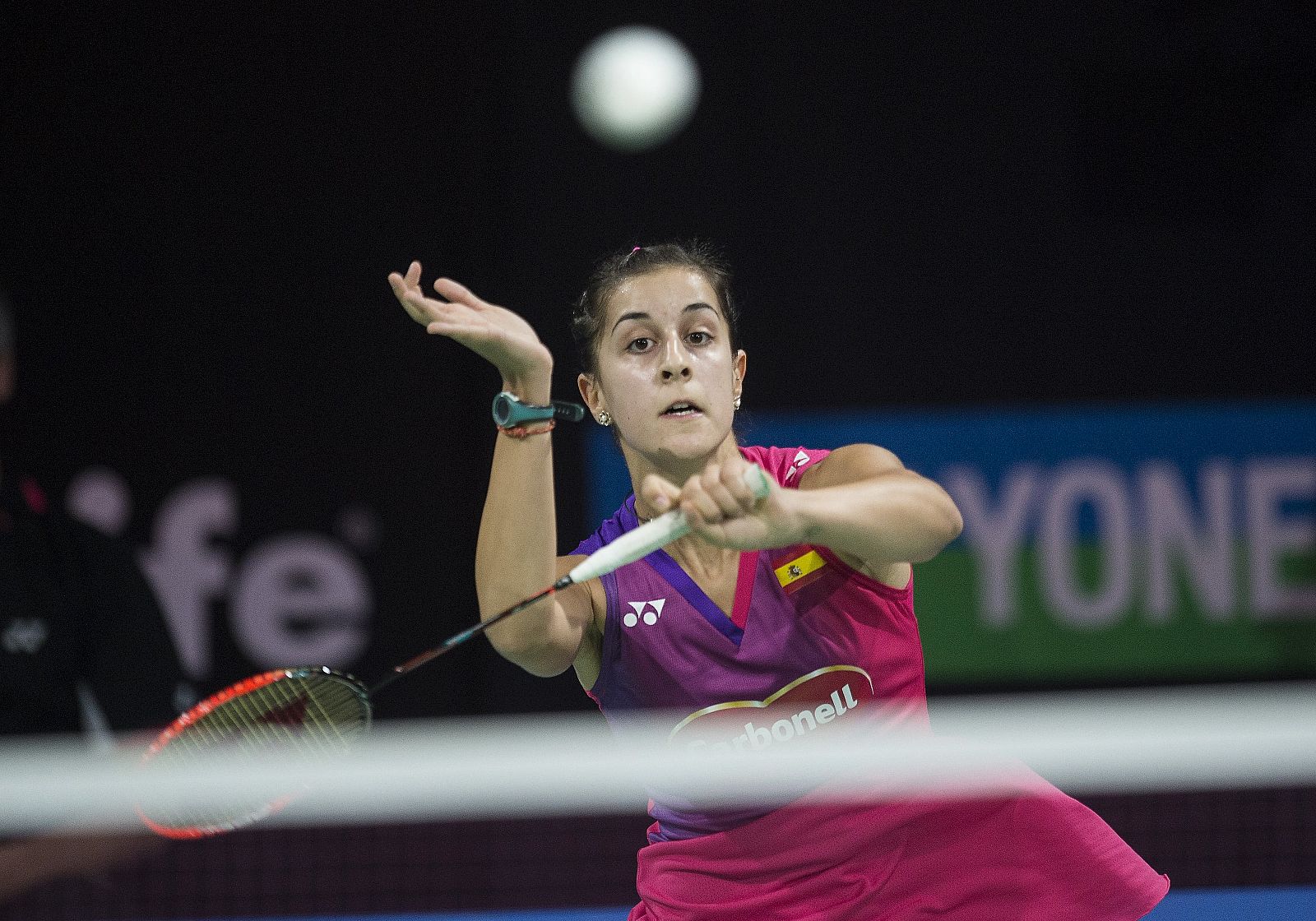 Carolina Marín devuelve el volante durante el partido contra Sun Yu.