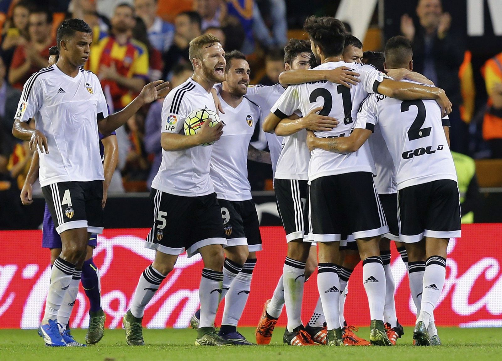 Los jugadores del Valencia celebran tras marcar el primer gol ante el Málaga.