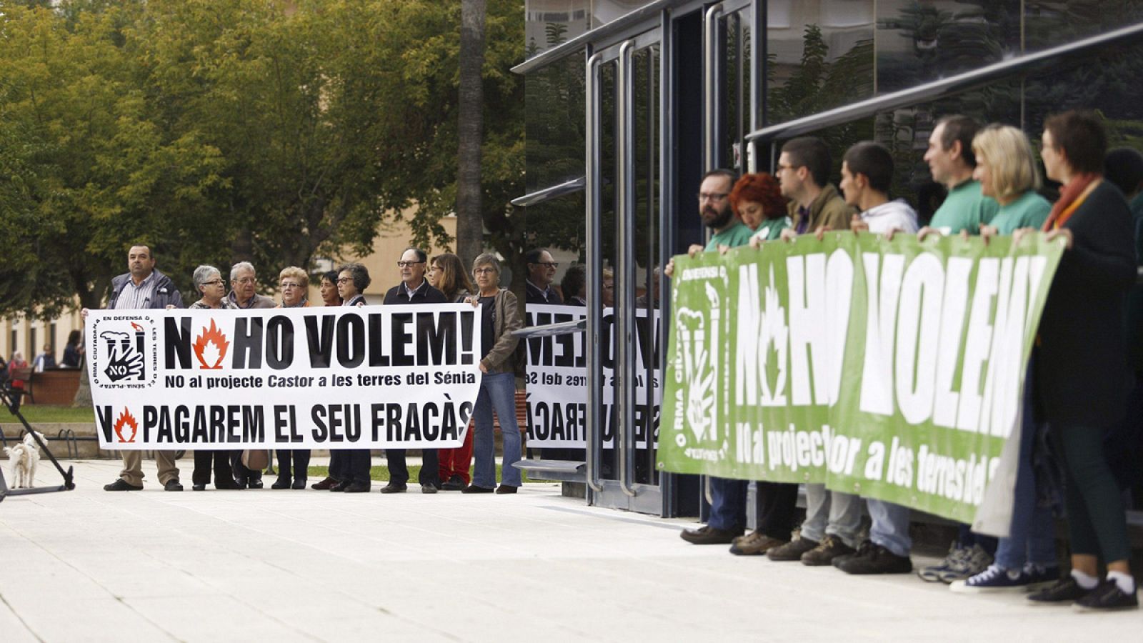 Concentración ante los juzgados de Vinarós de las plataformas ciudadanas en contra del Proyecto Castor
