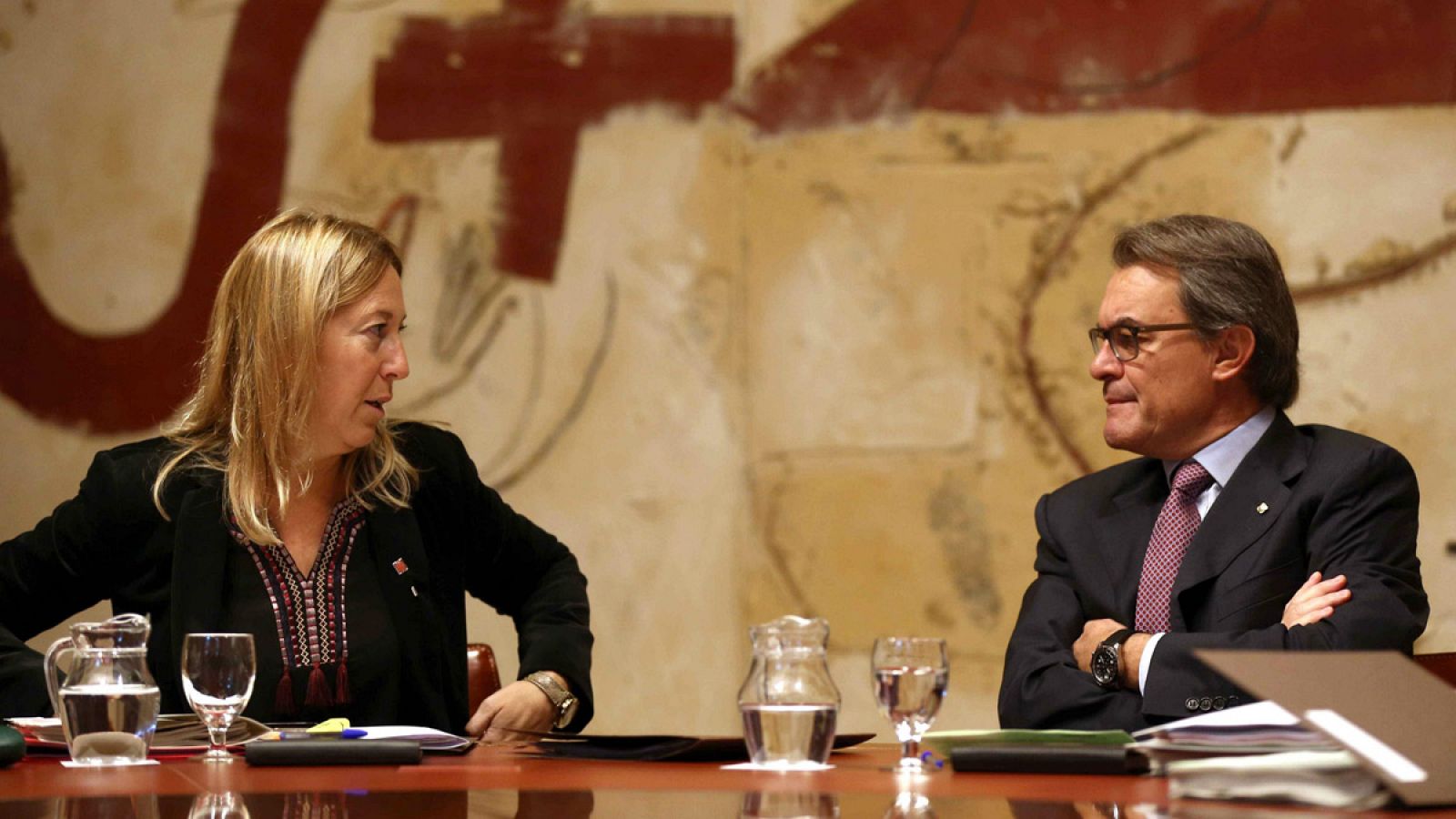 El presidente de la Generalitat en funciones, Artur Mas, y la vicepresidenta, Neus Munté, durante la reunión del gobierno catalán en Barcelona.