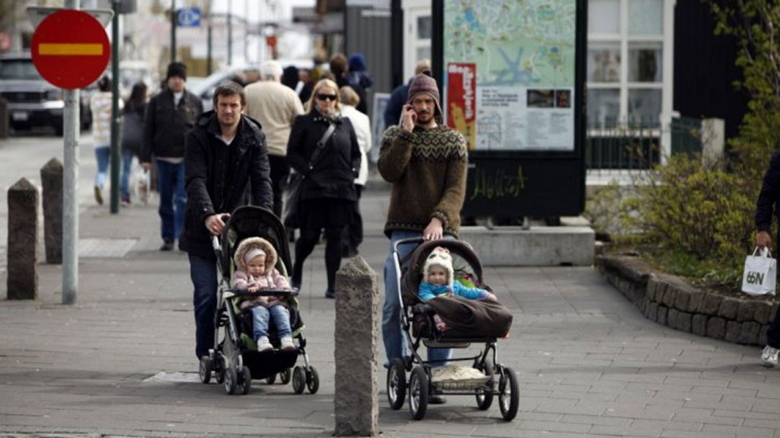 Peatones en una calle de la capital islandesa, Reykjavik