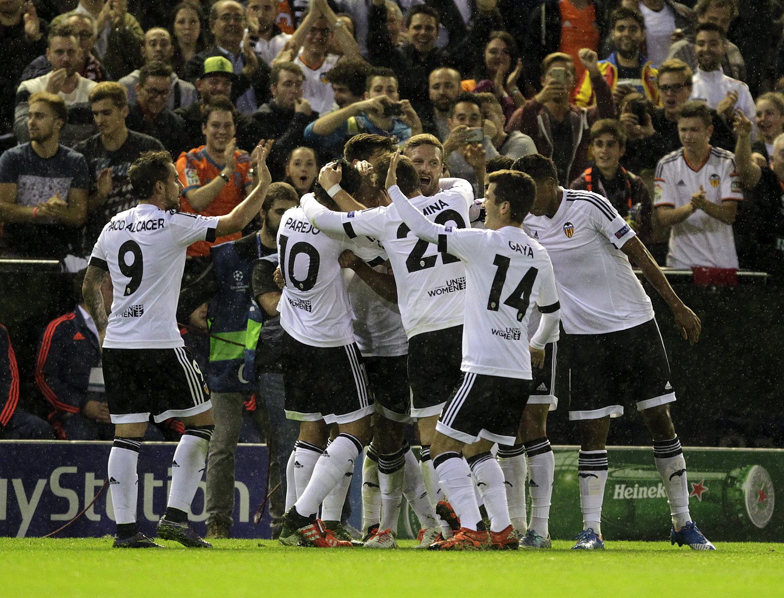 Los jugadores del Valencia felicitan a Feghouli tras anotar el primer gol local.