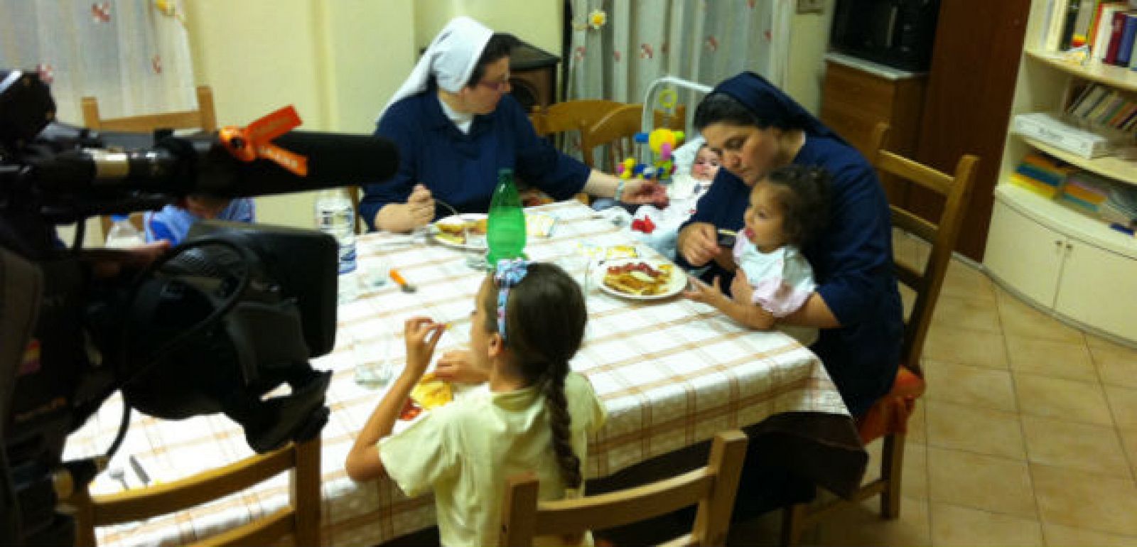 Las Hijas de la Caridad de Mollas (sur de Albania) llevan 20 años compartiendo su vida y su casa con niños sin familia. Estas hermanas son sus madres.