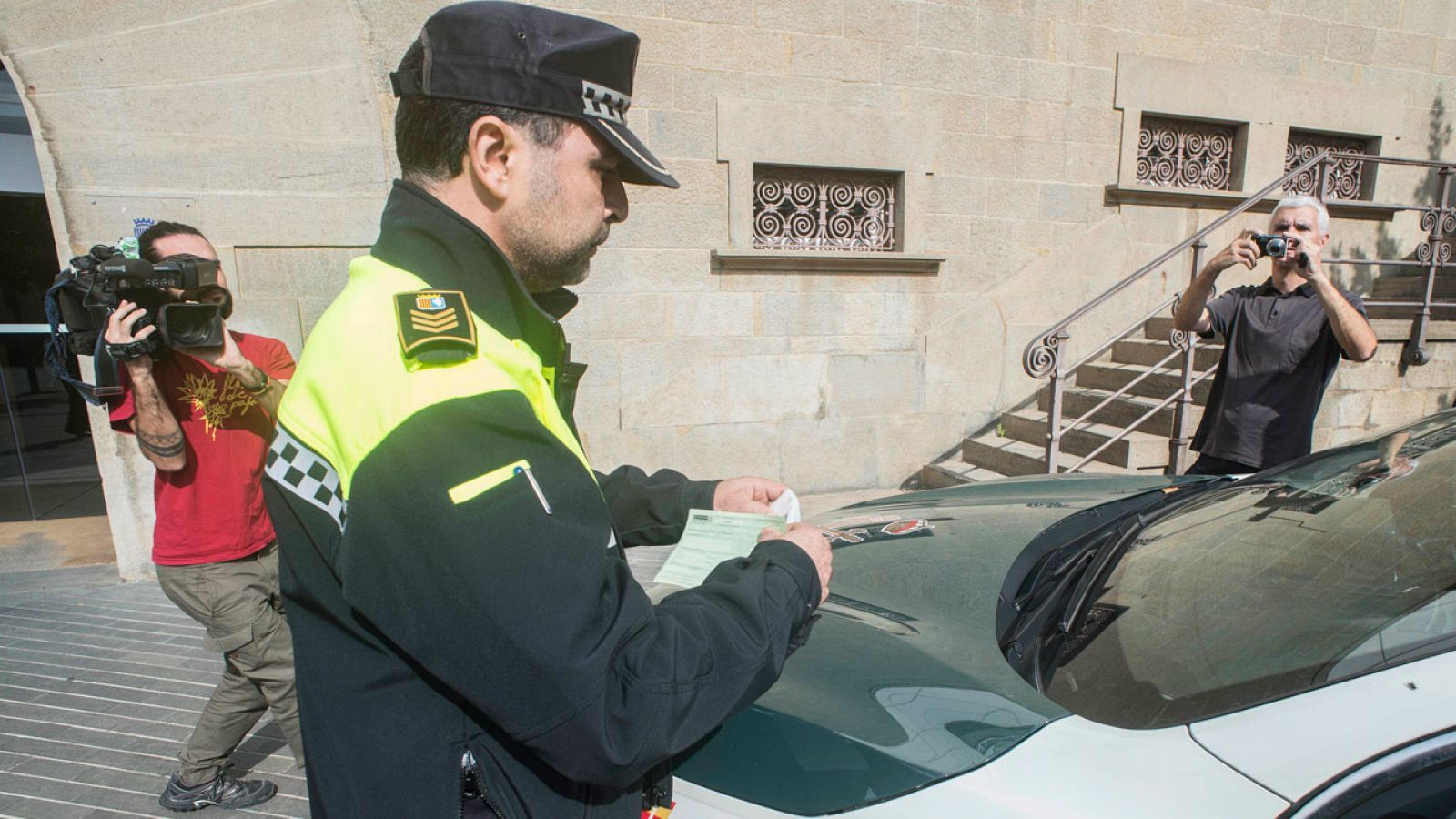 Un policía local de Olot multa a la Guardia Civil mientras registran el Ayuntamiento