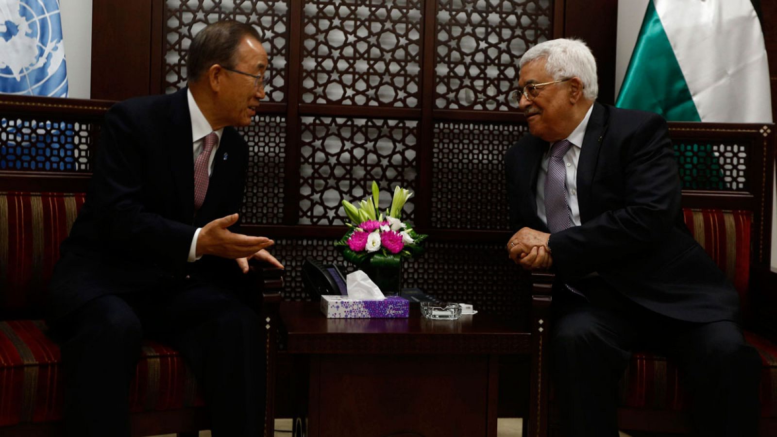 El presidente palestino, Mahmud Abás, conversa con el secretario general de la ONU, Ban Ki-moon, durante su reunión en la ciudad cisjordana de Ramala.