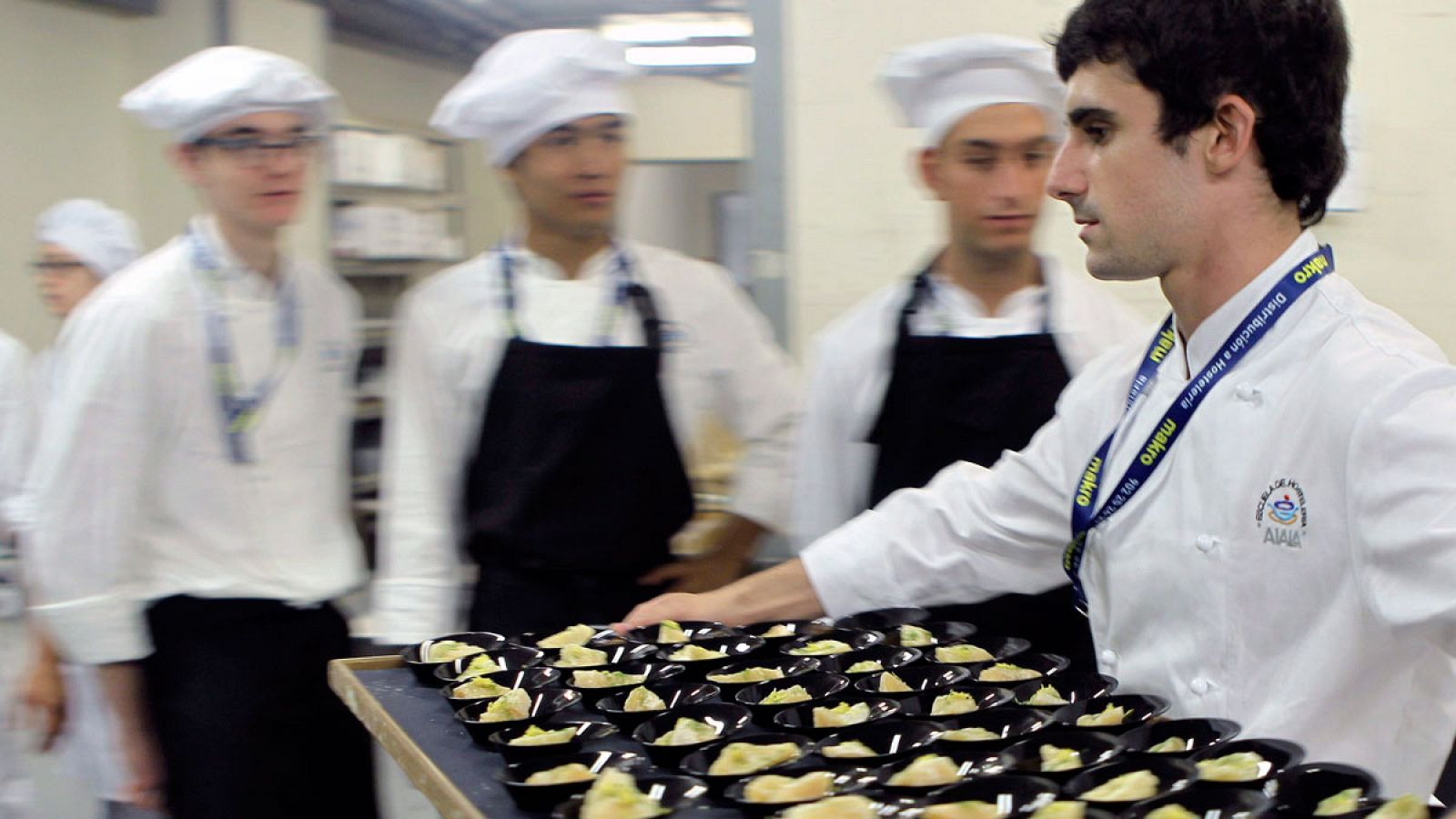 Imagen de archivo de un joven cocinero