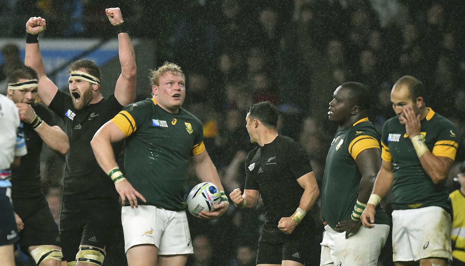 Los All Blacks celebran el pase a la gran final del Mundial de rugby