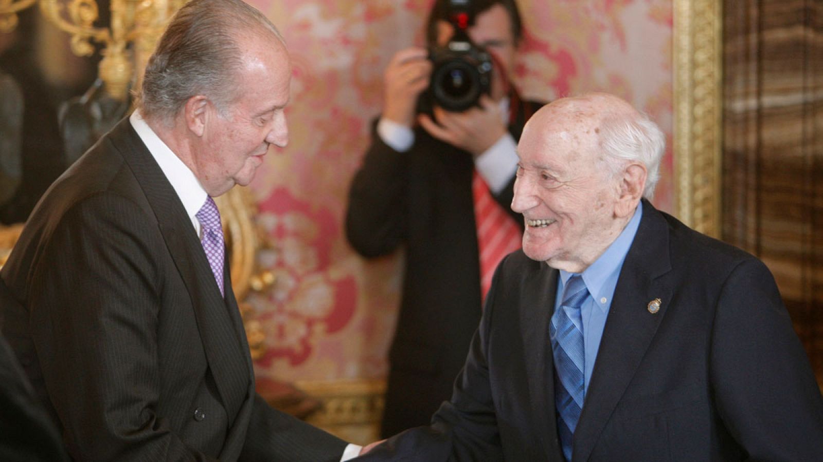 Imagen de archivo de Carlos Bousoño saludando al rey Juan Carlos, antes en la entrega del premio Cervantes 2009.
