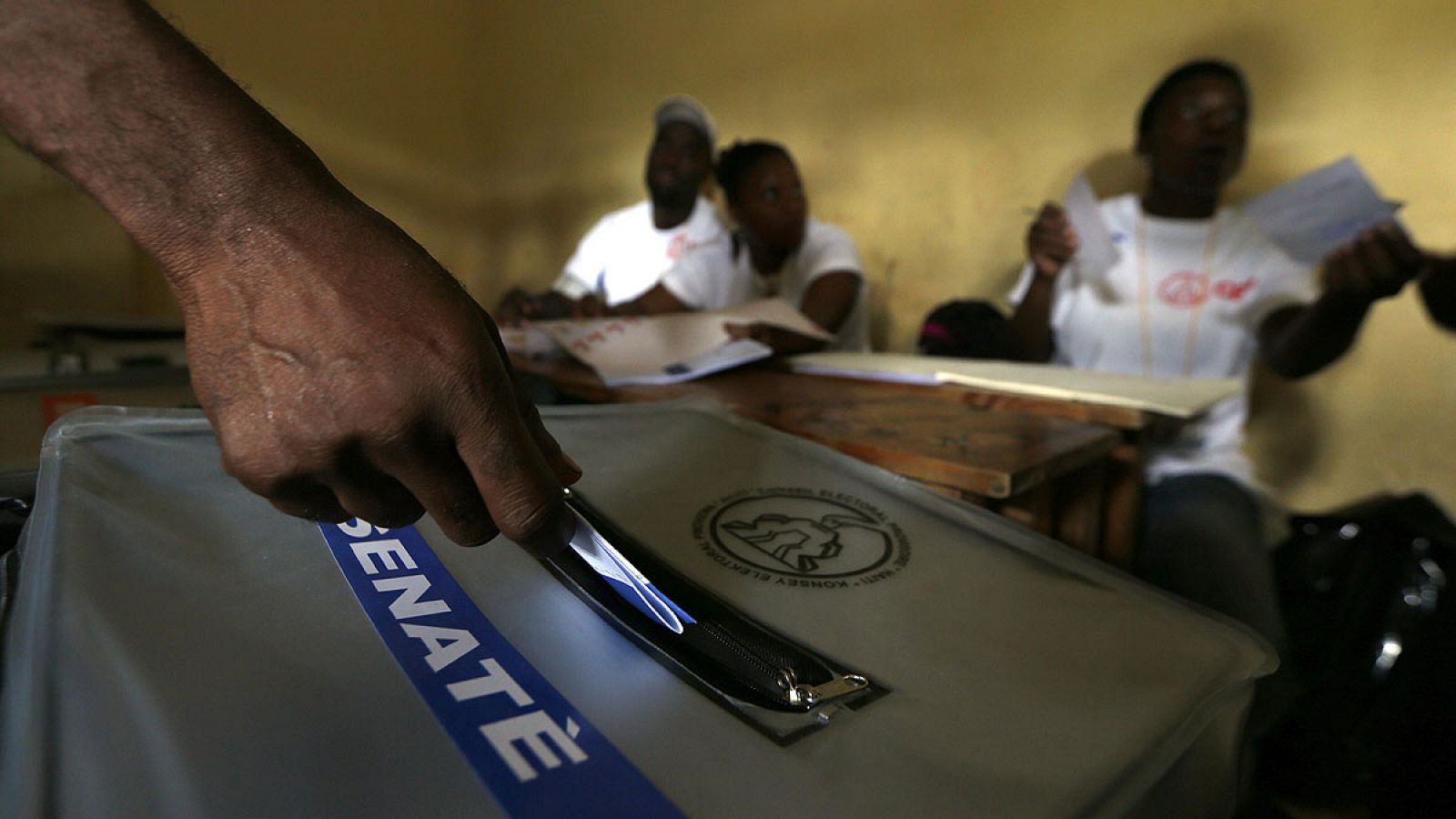 Ciudadanos haitianos votan en el colegio electoral República de Guatemala este domingo en Puerto Príncipe (Haití)