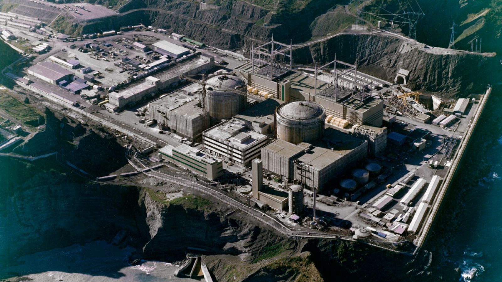 Vista aérea de la central nuclear de Lemóniz, donde la construcción de la segunda fase se paralizó en 1984