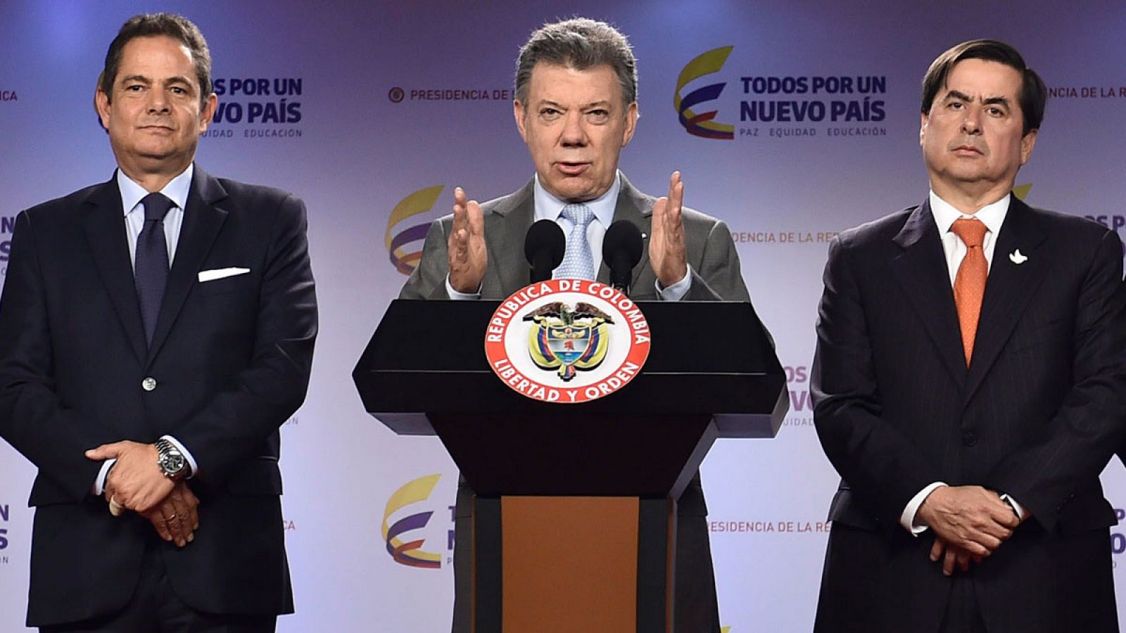 El presidente colombiano, Juan Manuel Santos, junto al vicepresidente, Germán Vargas Lleras, y el ministro del Interior, Juan Fernando Cristo.