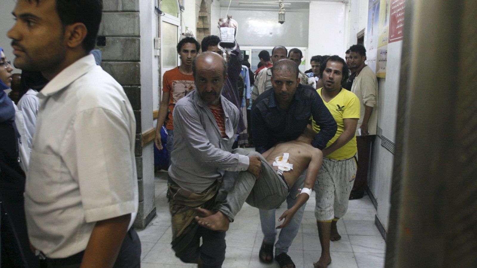 Yemeníes transportan a un herido en un hospital de Taiz en Yemen