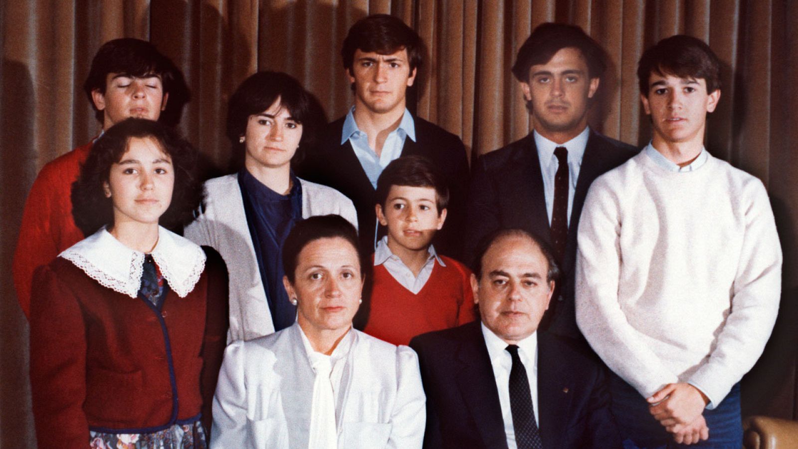 El matrimonio Pujol con Mireia, a la derecha de su madre; Oriol detrás, Marta; Josep, con camisa azul; Jordi, Pere y Oleguer.