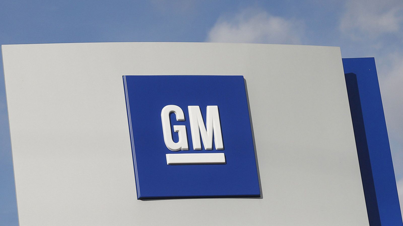 Logo de la sede de General Motors en Michigan