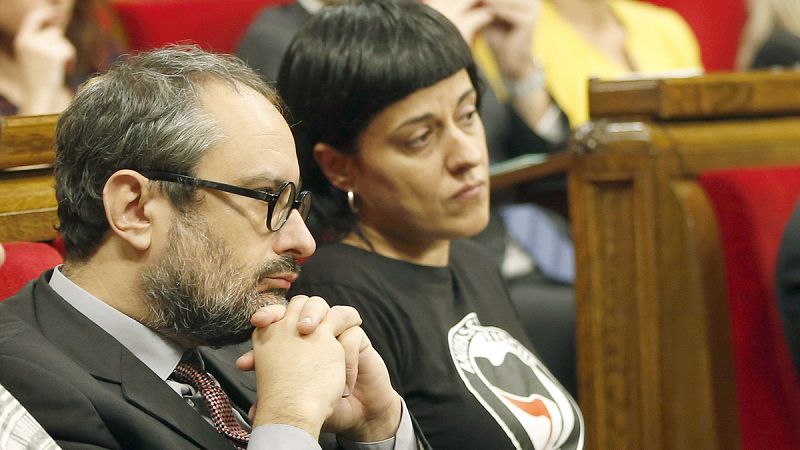 Los diputados de la CUP Antonio Baños y Anna Gabriel, dos de los firmantes de la propuesta.