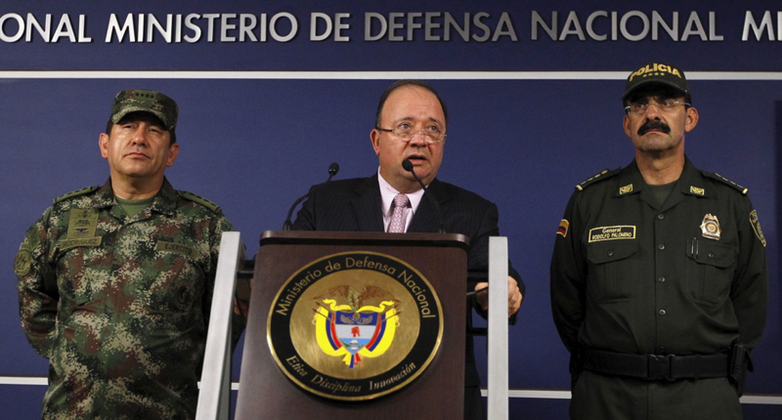 El ministro de Defensa colombiano Luis Carlos Villegas junto al jefe del ejército y el de la policía