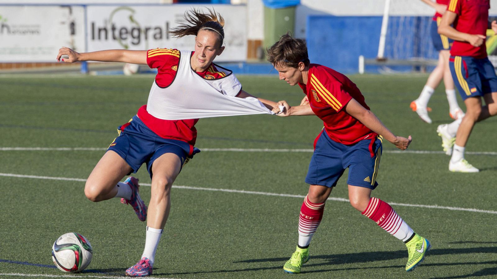 Virginia Torrecilla controla el balón en un entrenamiento de la selección en junio.