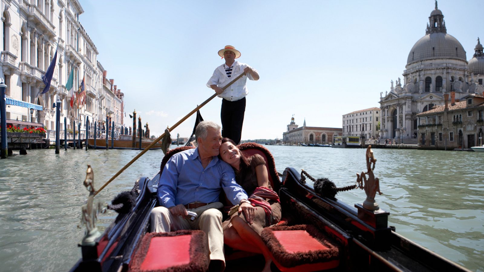 Una pareja da un paseo en góndola en Venecia