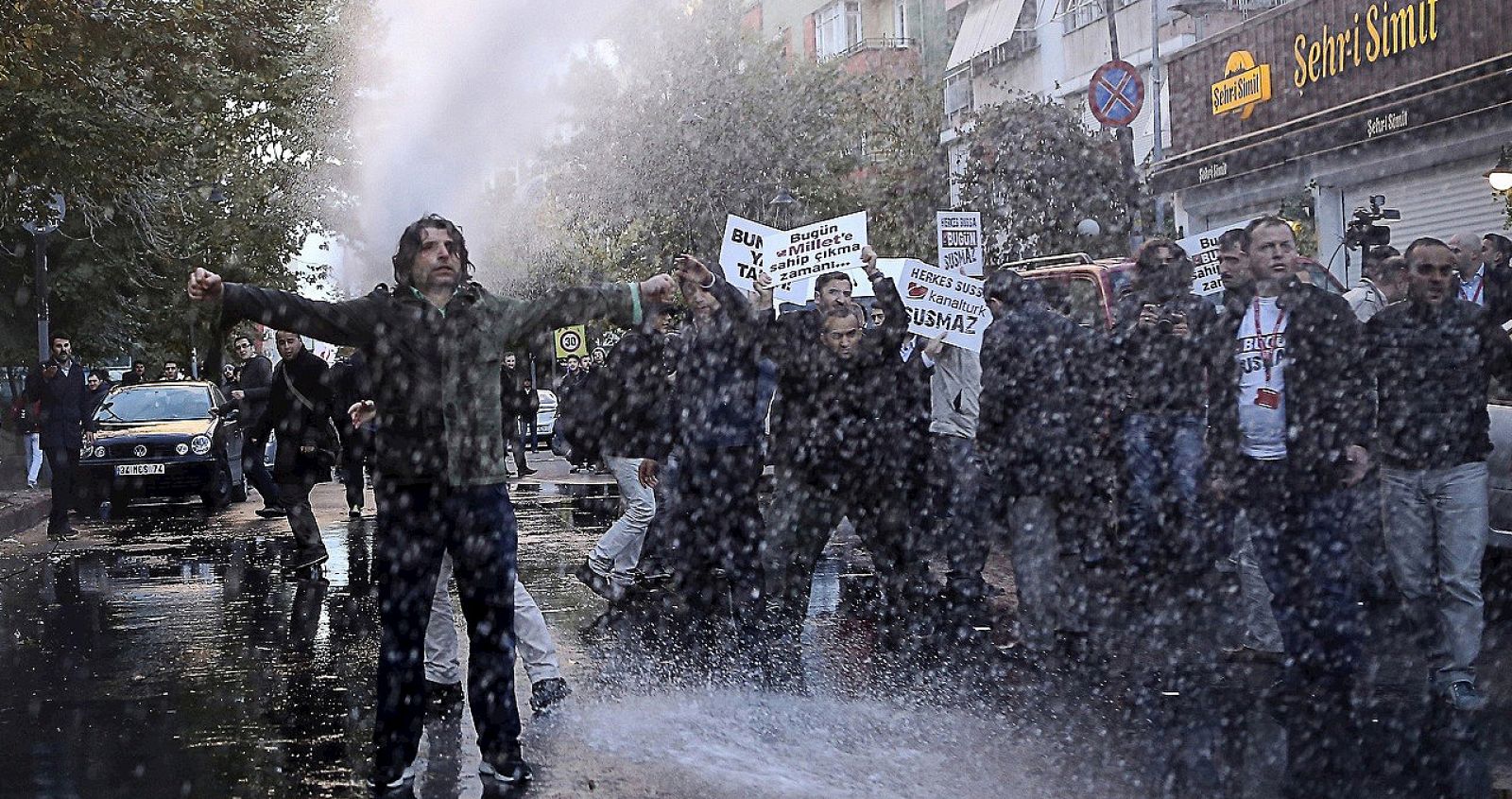 La Policía turca dispersa con cañones de agua a partidarios y empleados del periódico Bugün y del canal de televisión Kanalturk durante el cierre de sus oficinas en Estambul, el 28 de octubre de 2015. AFP PHOTO / ZAMAN DAILY / USAME ARI