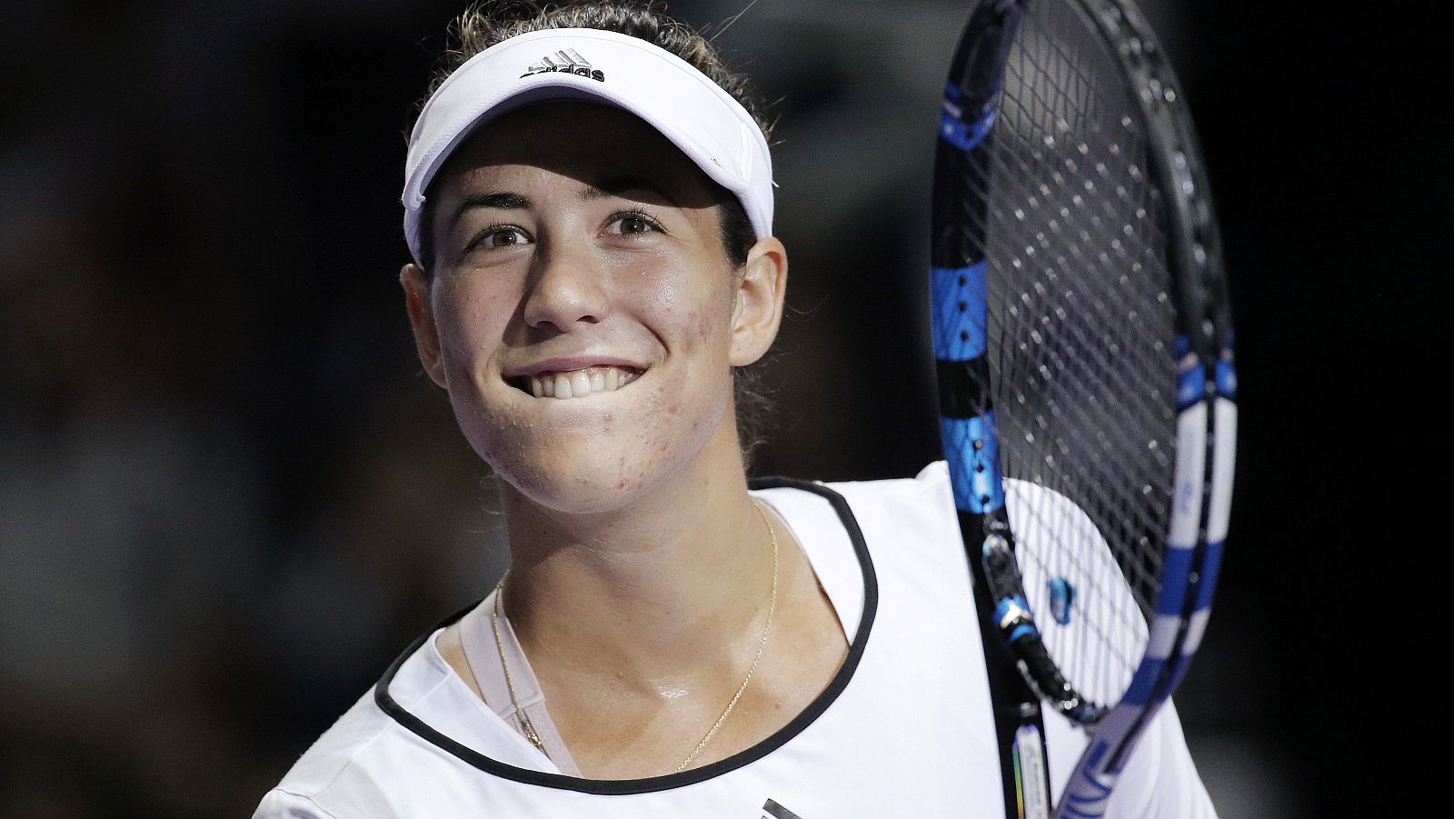 Muguruza, tras jugar el dobles con Carla Suárez.