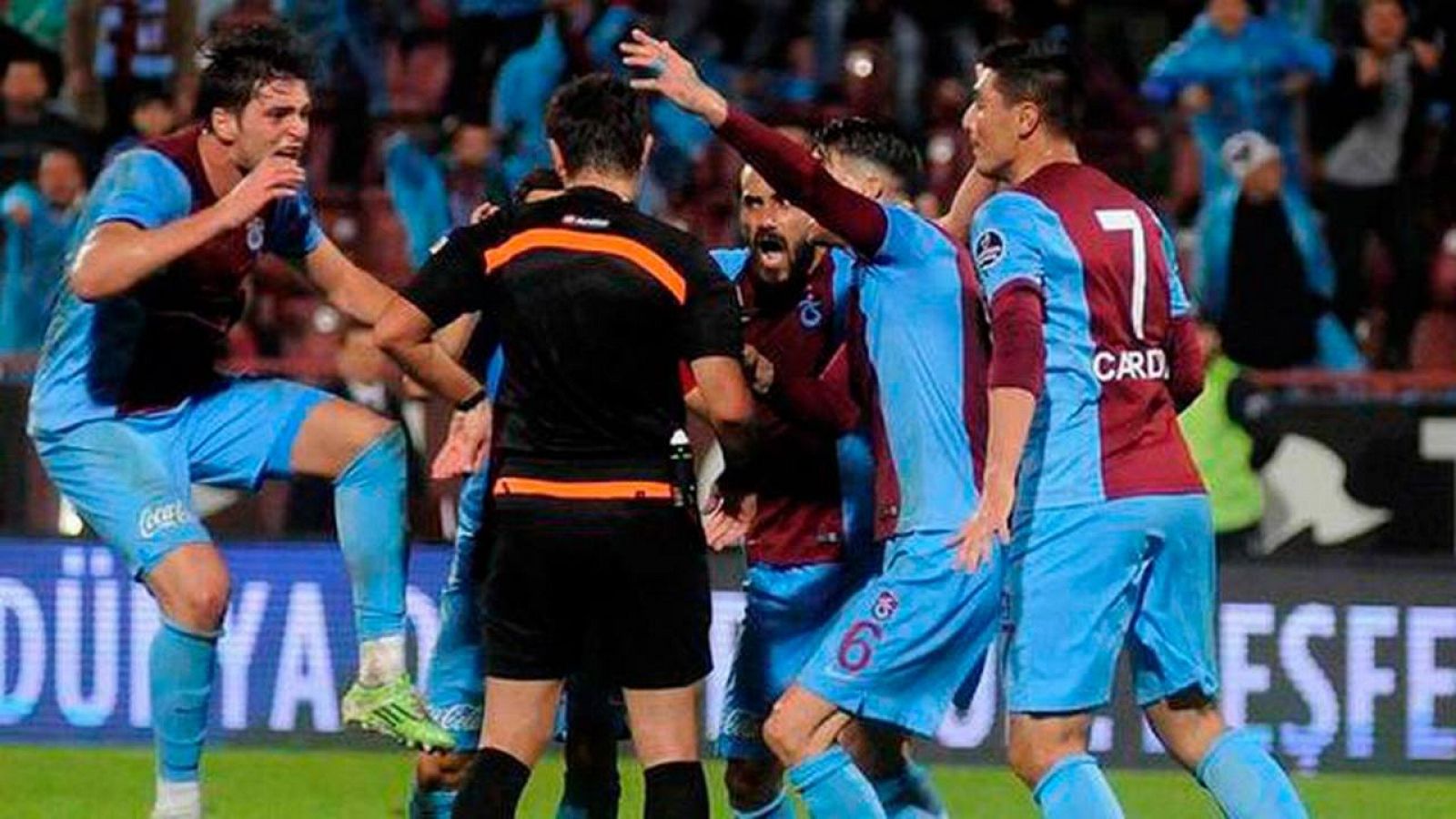 Los jugadores del Trabzonspor reclaman el penalti al colegiado