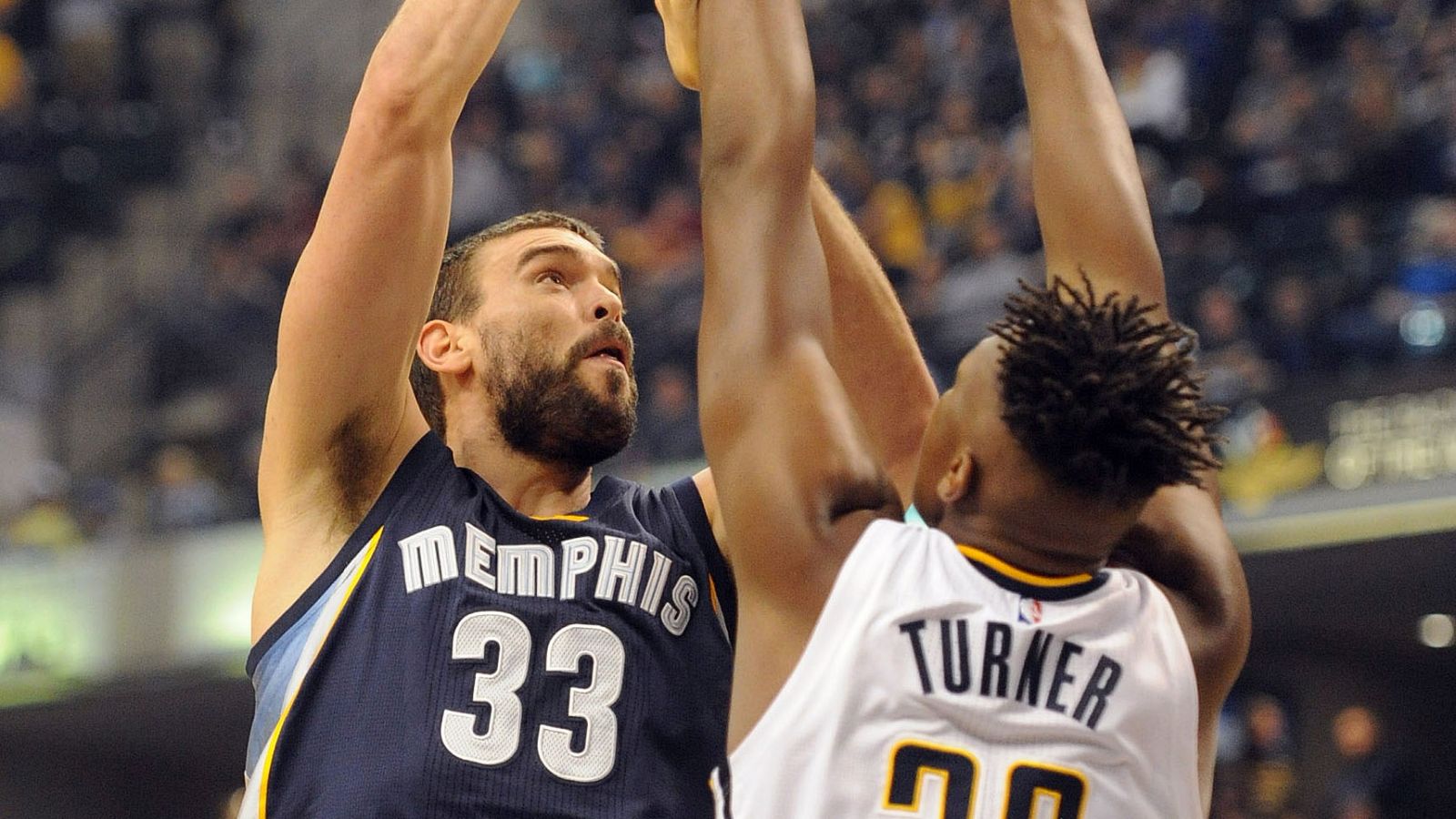 Marc Gasol, ante la defensa de Myles Turner.