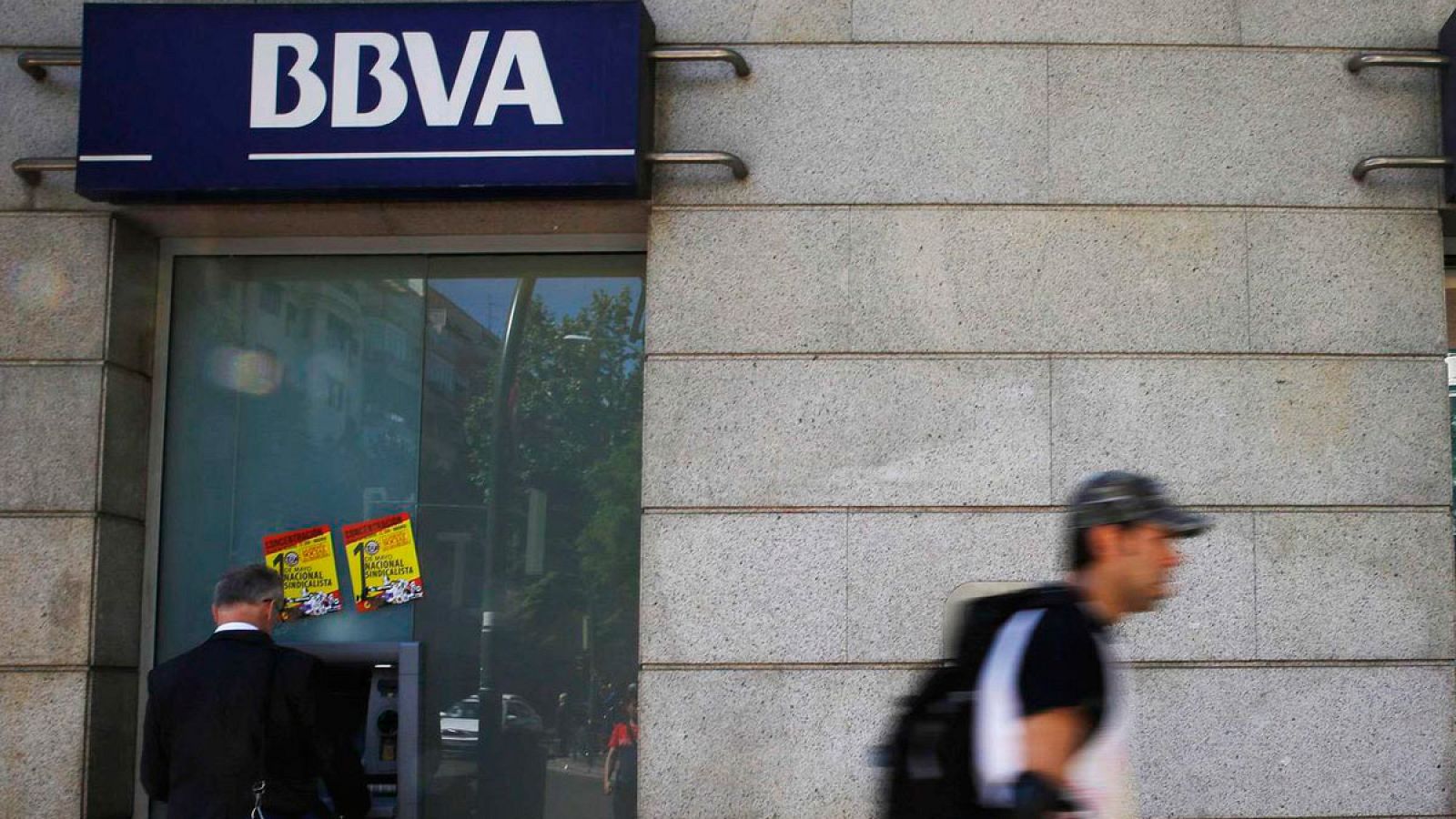 Un hombre utiliza un cajero de BBVA en una oficina en Madrid