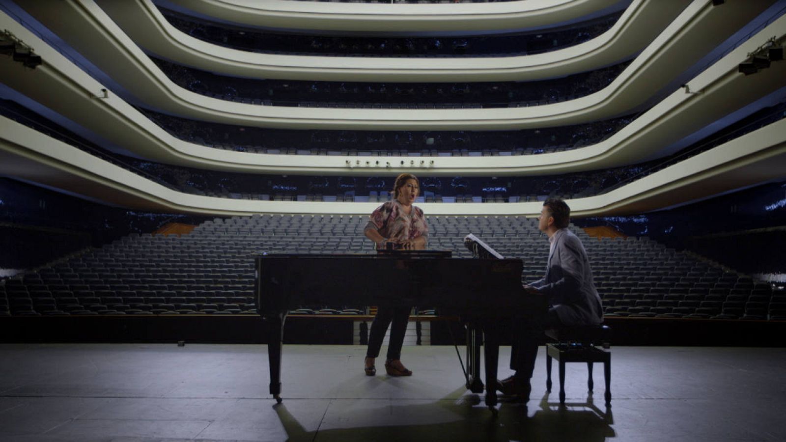  En el Palau de les Arts de Valencia tenemos la oportunidad de hablar con el barítono Ambrogio Maestri y la soprano Anna Pirozzi sobre Nabucco y Abigail, sus respectivos personajes