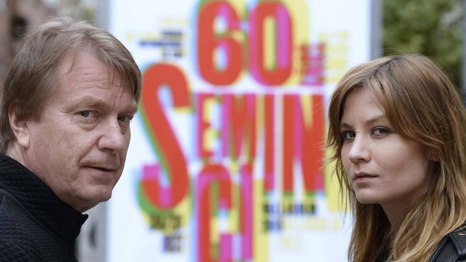 El director de cine finlandés Mika Kaurismäki (i), junto a la actriz sueca Malin Buska (d) 