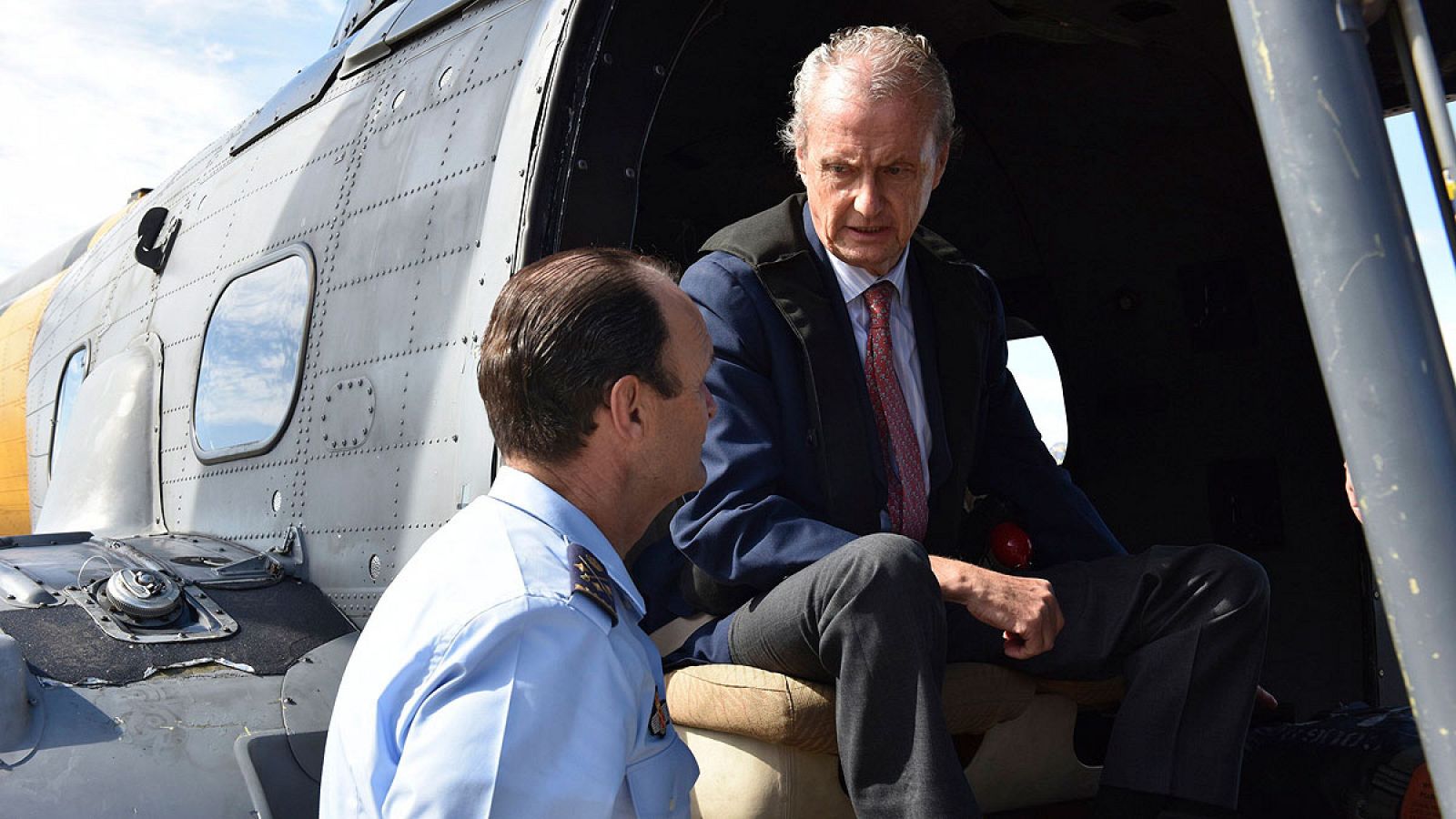 El ministro de Defensa, Pedro Morenés, participa en las tareas de búsqueda de los militares