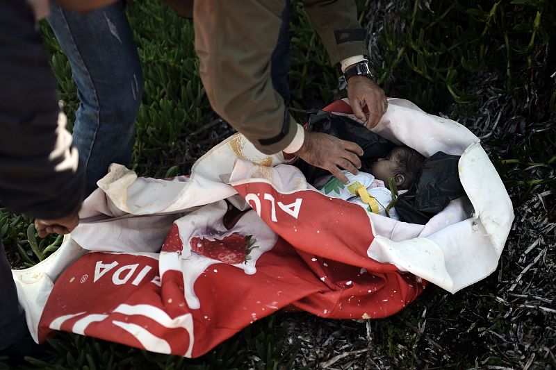 El cadáver de un bebé recuperado este viernes en un playa de la isla griega de Lesbos.
