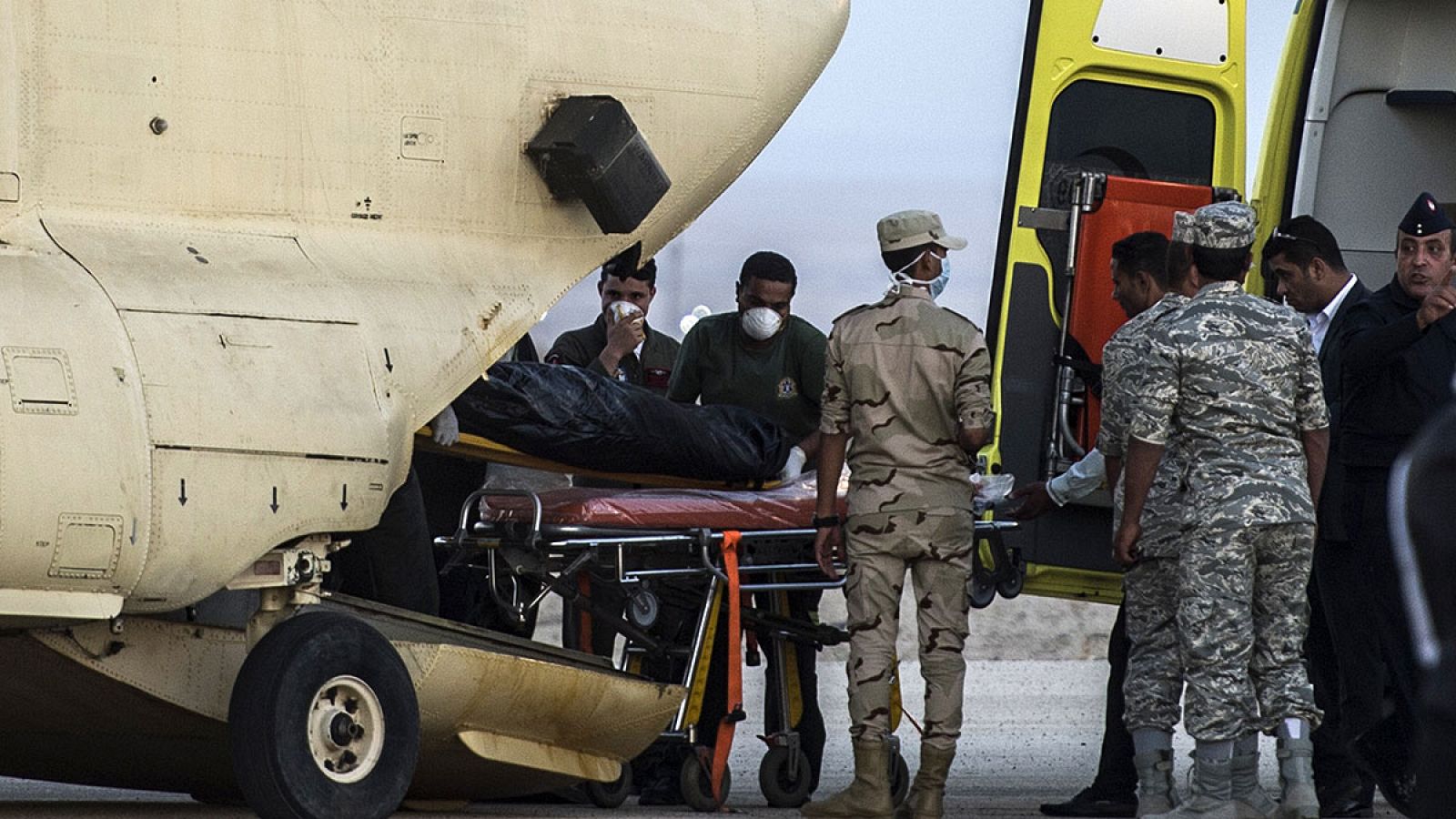 Llegan los primero cadáveres del avión siniestrado a El Cairo