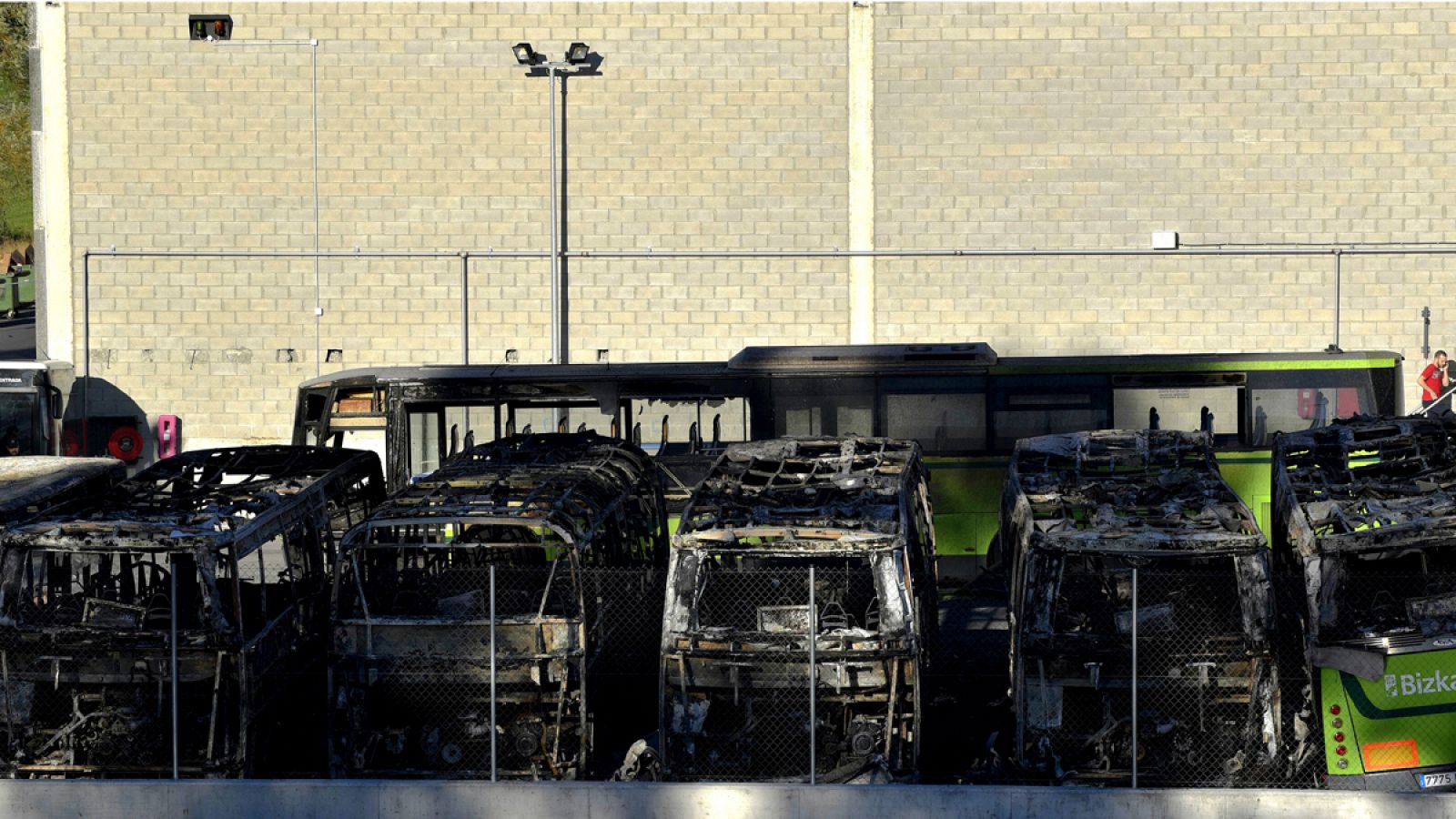 Ocho autobuses de Bizkaibus han sido calcinados en las cocheras de Deiro, en Bilbao