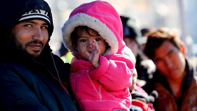 Inmigrantes intentando cruzar la frontera entre Austria y Alemania el 1 de noviembre de 2015