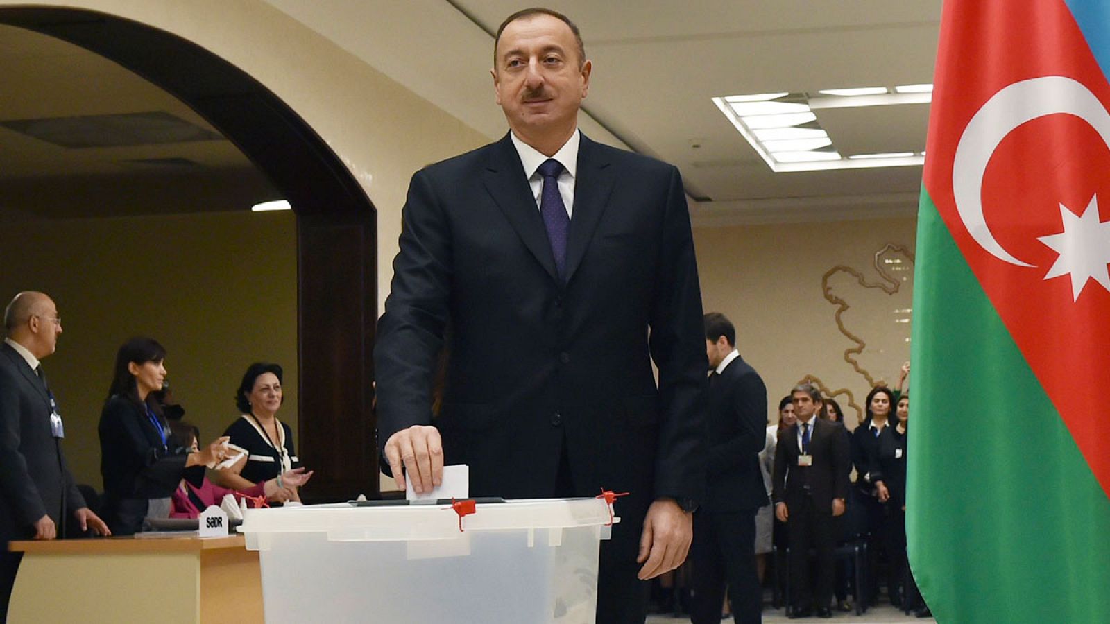 El presidente de Azerbaiyán, Ilham Aliyev, deposita su voto en un colegio electoral de Bakú.