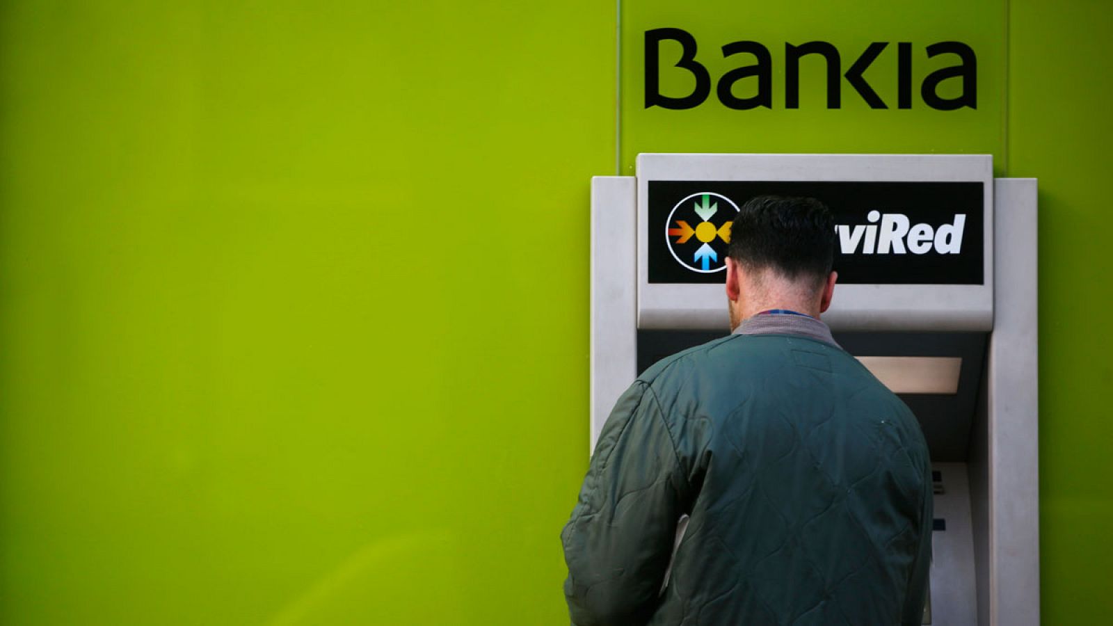 Un hombre utiliza un cajero de Bankia