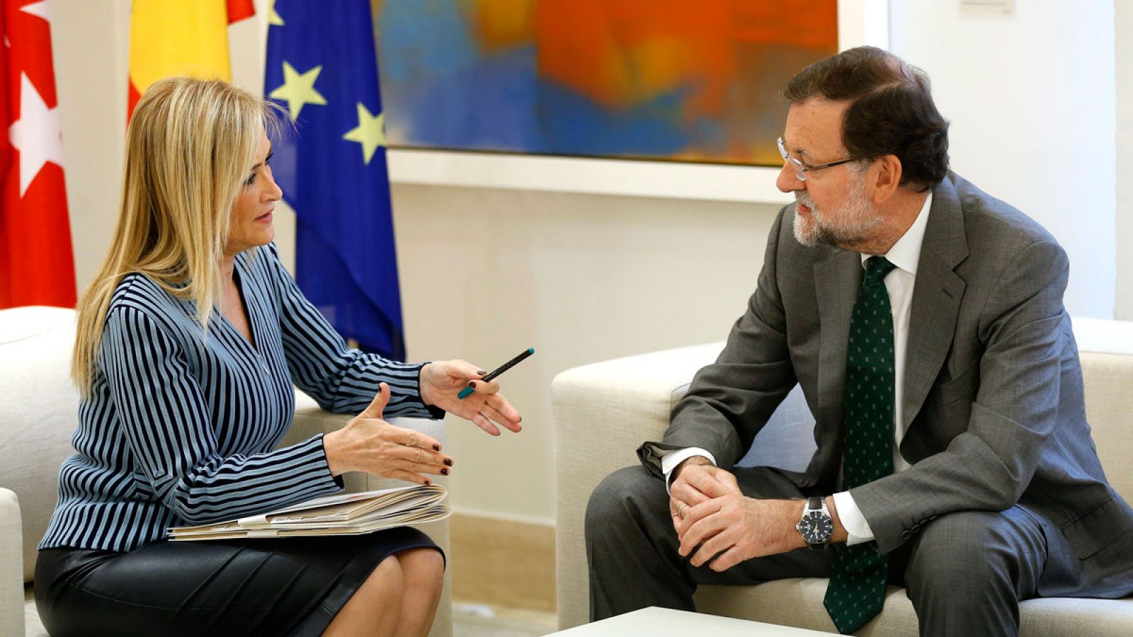 El presidente del Gobierno, Mariano Rajoy, recibe a Cristina Cifuentes en La Moncloa