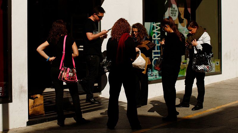 Empleados en el exterior de la tienda en la que trabajan
