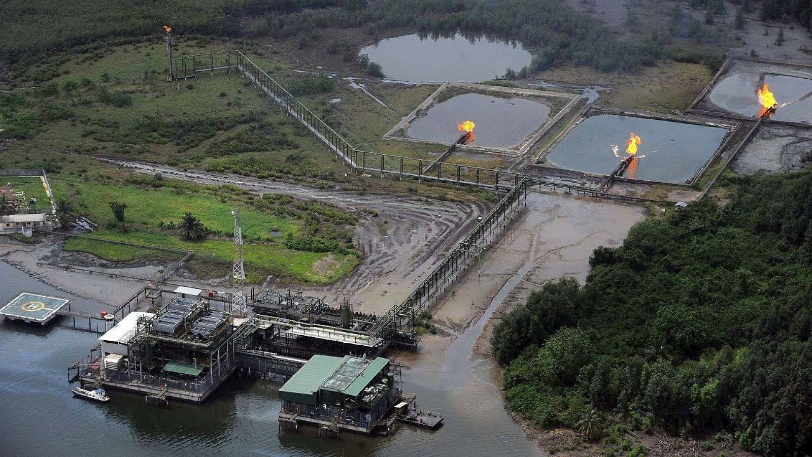 Fotografía de archivo (22 de marzo de 2013) de los canales de la planta de gas Cawtharine de Shell en Awoba, delta del río Níger, en Nigeria.  AFP PHOTO / PIUS UTOMI EKPEI